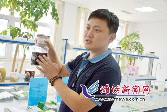 王曉凱正在介紹&ldquo;旱地寶&rdquo;的優(yōu)勢